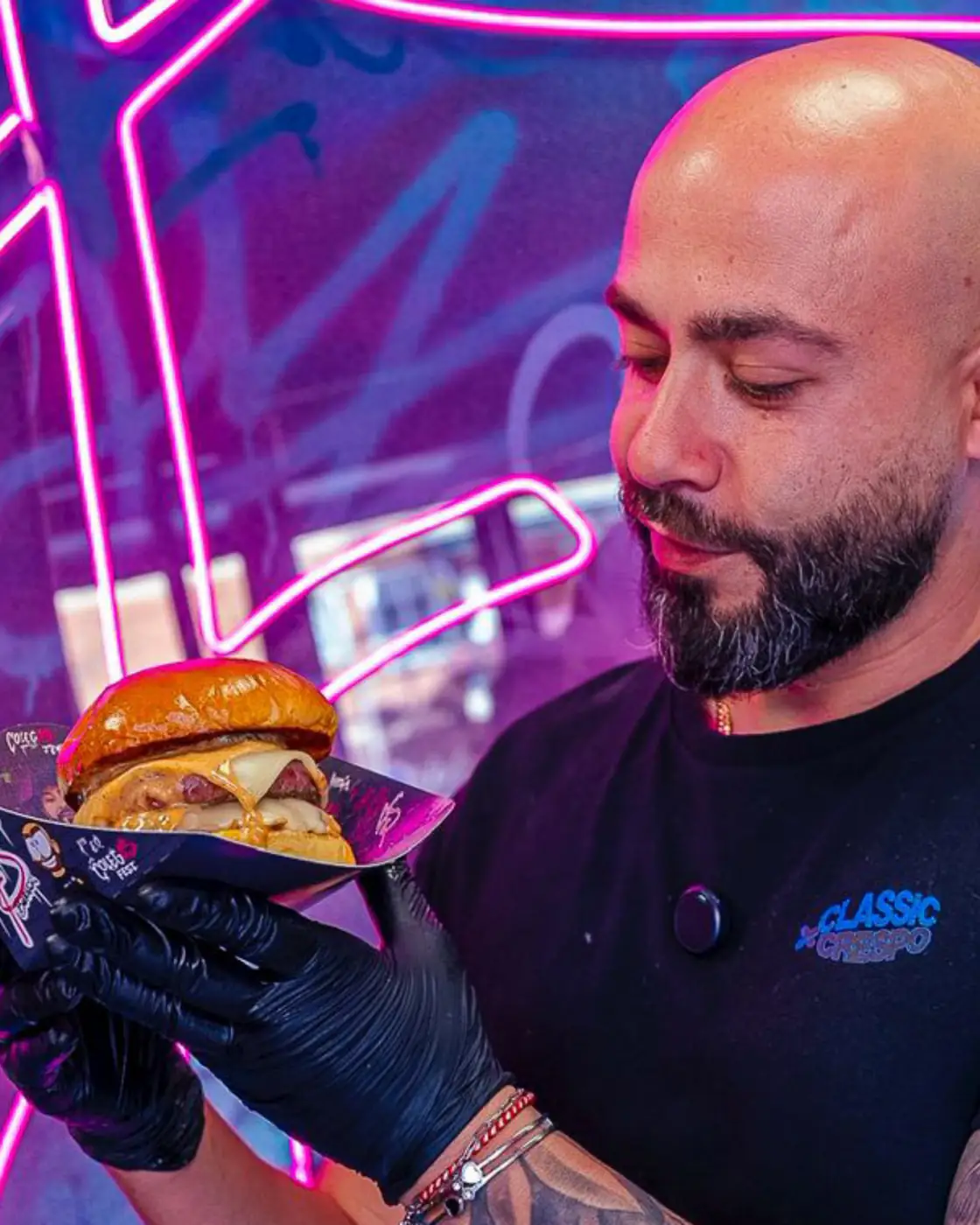 As de las Burgers 4 Alberto Salto, de As de las Burgers, con una de sus hamburguesas